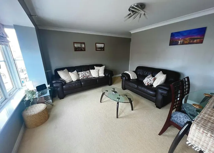 Majestic, Modern & Spacious Harbour-View Apartment With Parking