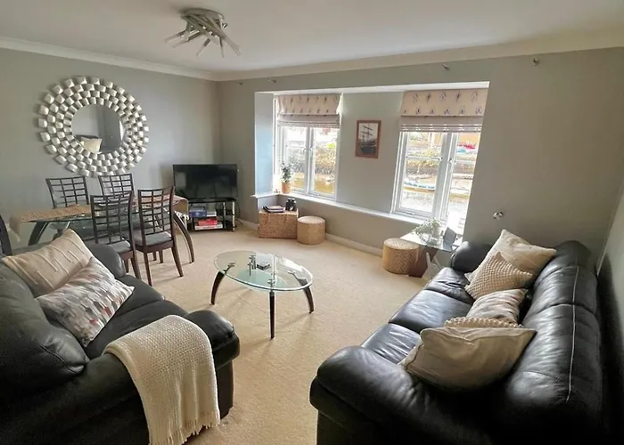 Majestic, Modern & Spacious Harbour-View Apartment With Parking