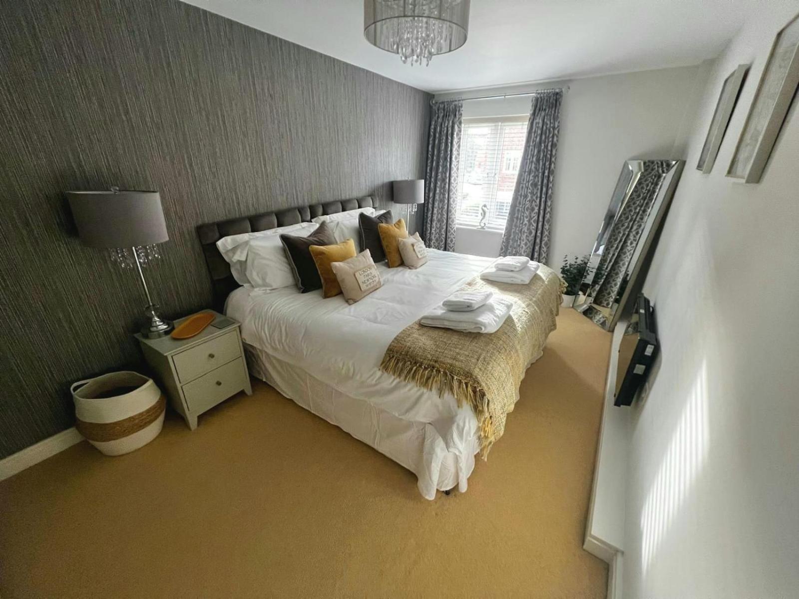 Majestic, Modern & Spacious Harbour-view With Parking Whitby