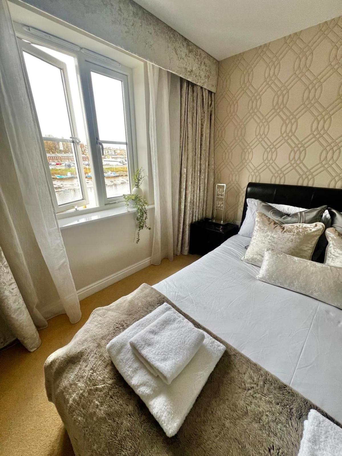 Majestic, Modern & Spacious Harbour-view With Parking *